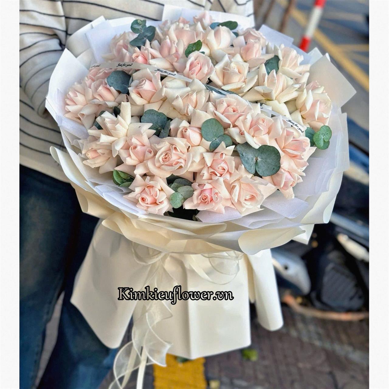 Bó hoa tone màu pastel kiểu bó tròn điểm nhấn là các hoa hồng kem với kỹ thuật lận cánh to đều, làm cho bó hoa cảm thấy xôm to hơn